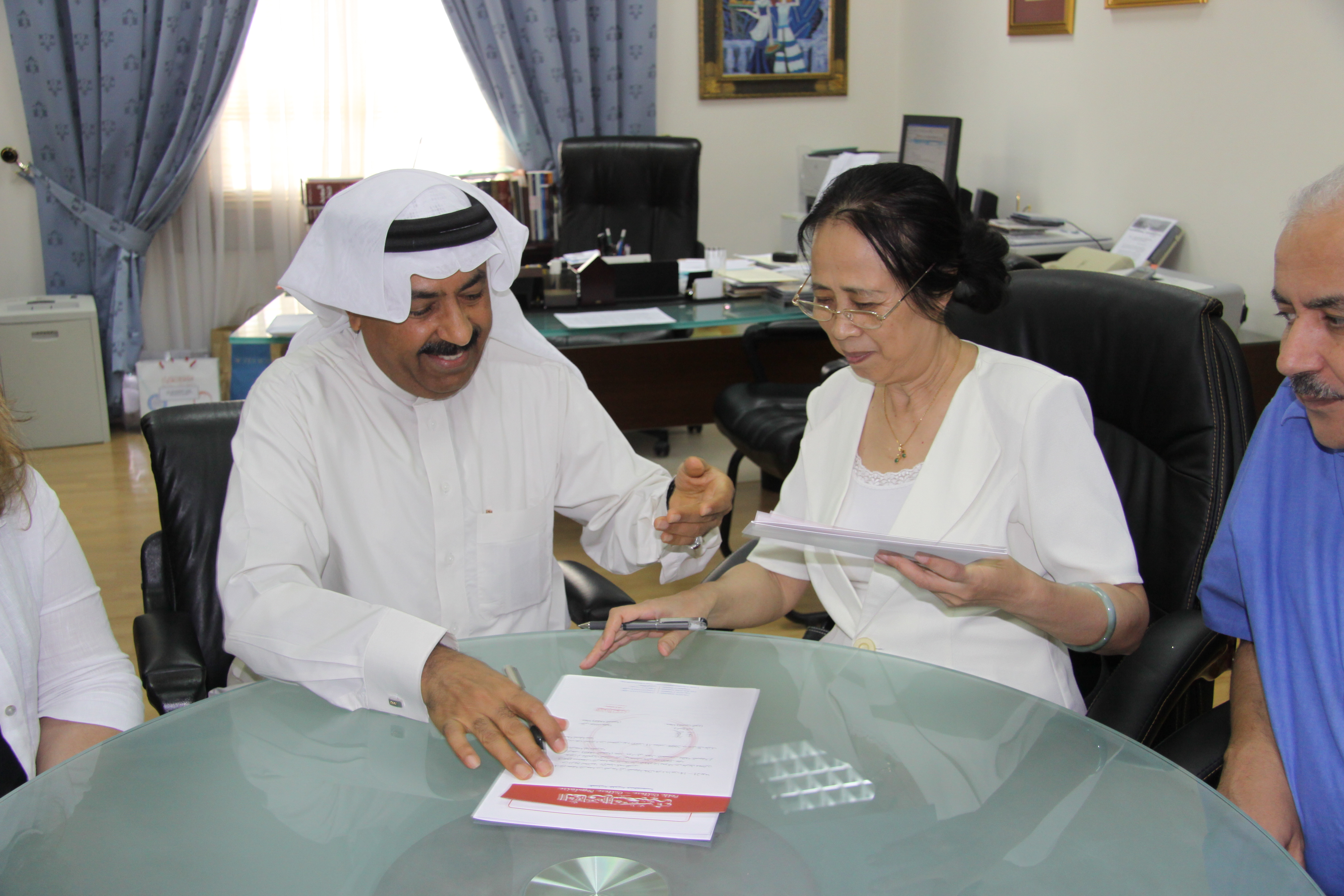 مارس 2010، البروفيسور وانغ فو (فريدة) وعلي عبد الله خليفة، شاعر وكاتب بحريني، ورئيس مجلة الثقافة الشعبية يناقشون مشروع الترجمة