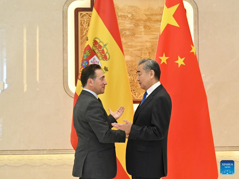 وزيرا خارجية الصين وإسبانيا يتعهدان بتعزيز العلاقات