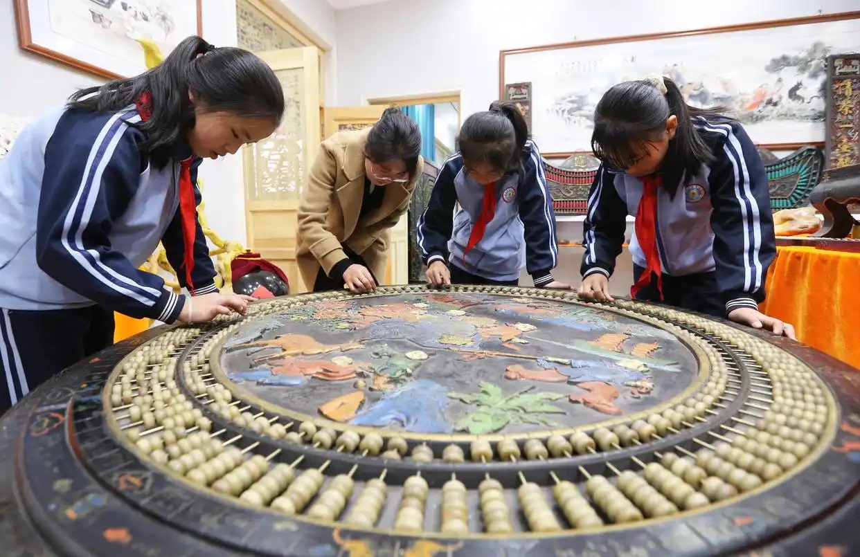 صيني أحب المعاديد القديمة فأسس لها متحفا