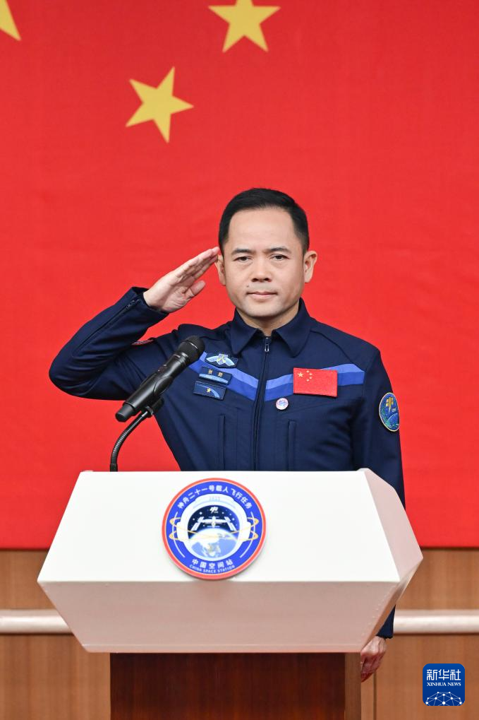 روّاد شنتشو-21 يحضرون مؤتمرا صحفيا قبيْل انطلاق المهمة