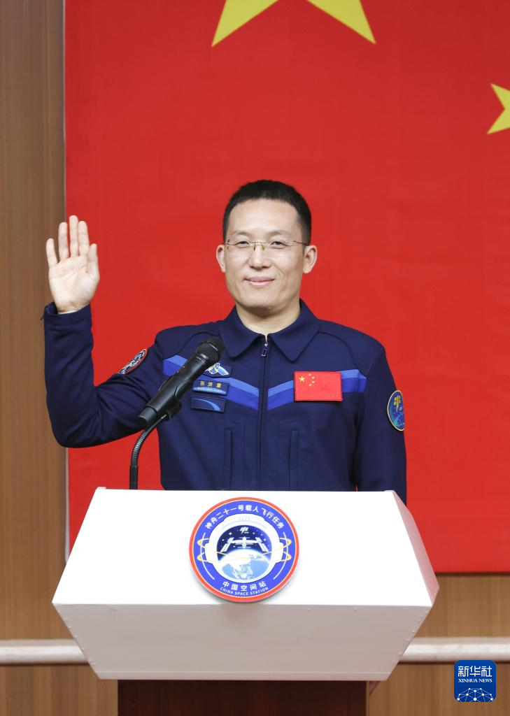 روّاد شنتشو-21 يحضرون مؤتمرا صحفيا قبيْل انطلاق المهمة