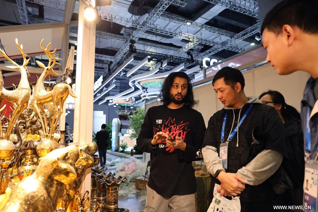 وصول معروضات للدورة الثامنة من معرض الصين الدولي للاستيراد إلى شانغهاي