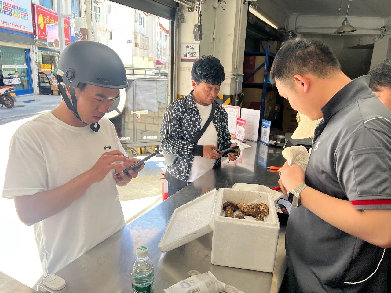 أسرع وأبعد: ازدهار صناعة التوصيل السريع في منطقة شيتسانغ الصينية بشكل لافت