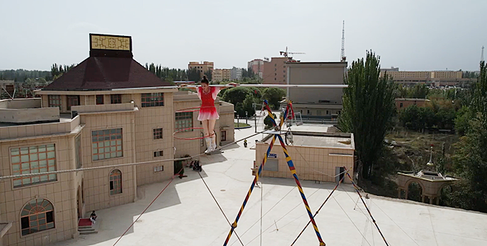 شباب شينجيانغ يسطّرون قصص نجاح ملهمة .. مواجهة تحديات الحياة على حبل مشدود