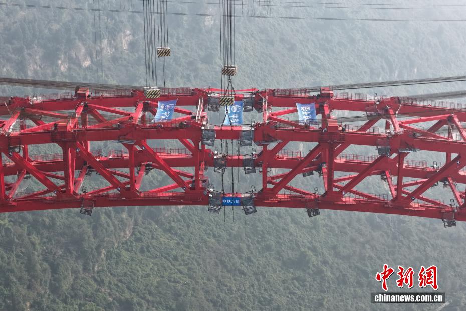 الأطول من نوعه عالميا، إتمام قوس جسر فنغلاي داسي العملاق بتشونغتشينغ