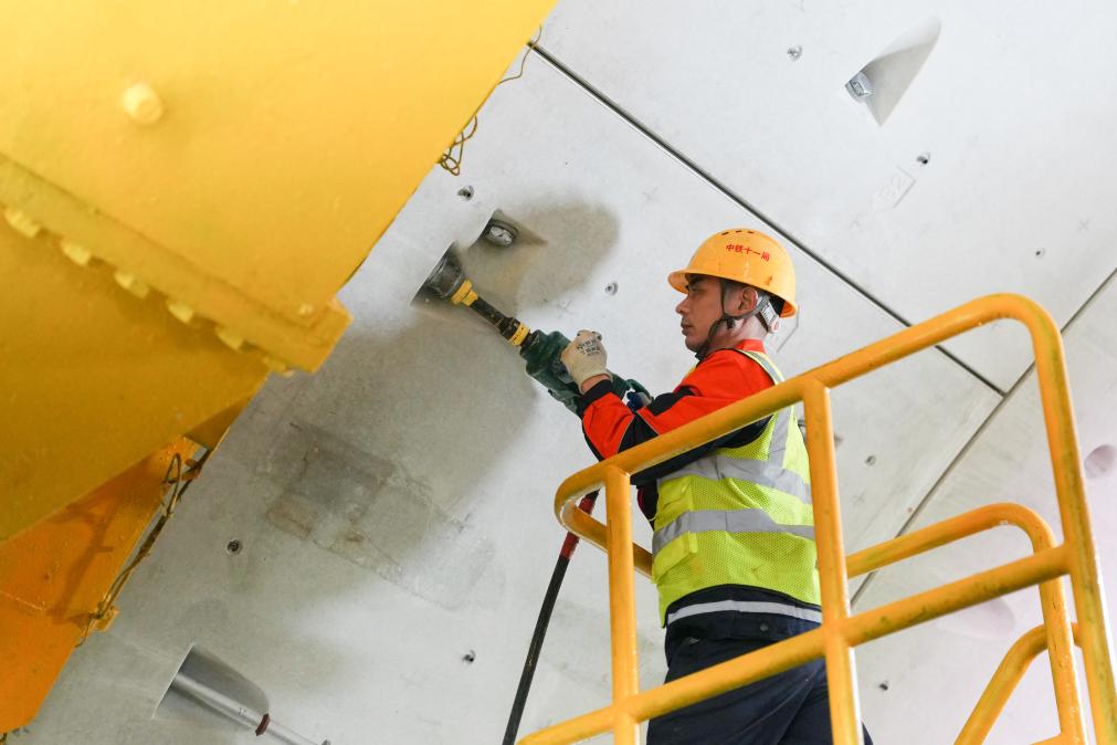 آلة حفر الأنفاق الصينية المطورة ذاتيا في نفق تحت البحر بشرقي الصين