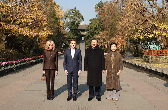 شي وماكرون يجريان تبادلات ودية في تشنغدو بالصين