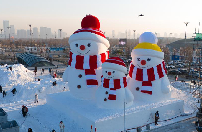 منحوتات "عائلة رجال الثلج" تنشر البهجة لدى زائري هاربين