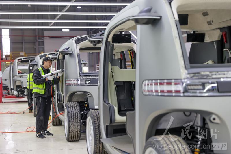 قوييانغ، قويتشو: حافلات صغيرة ذاتية القيادة تُصدّر إلى الخارج