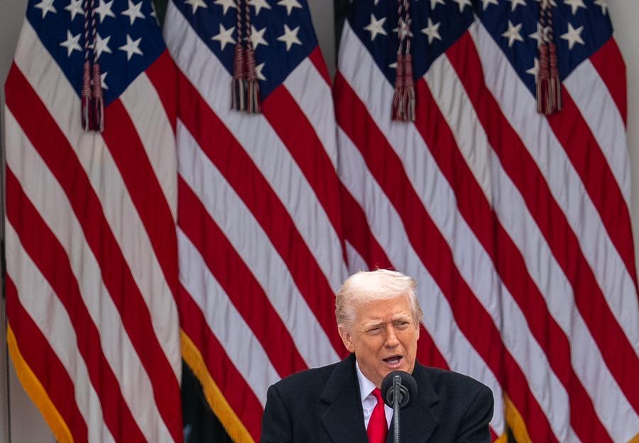 الرئيس الأمريكي يعلن عن خطة لبناء سفن حربية من 