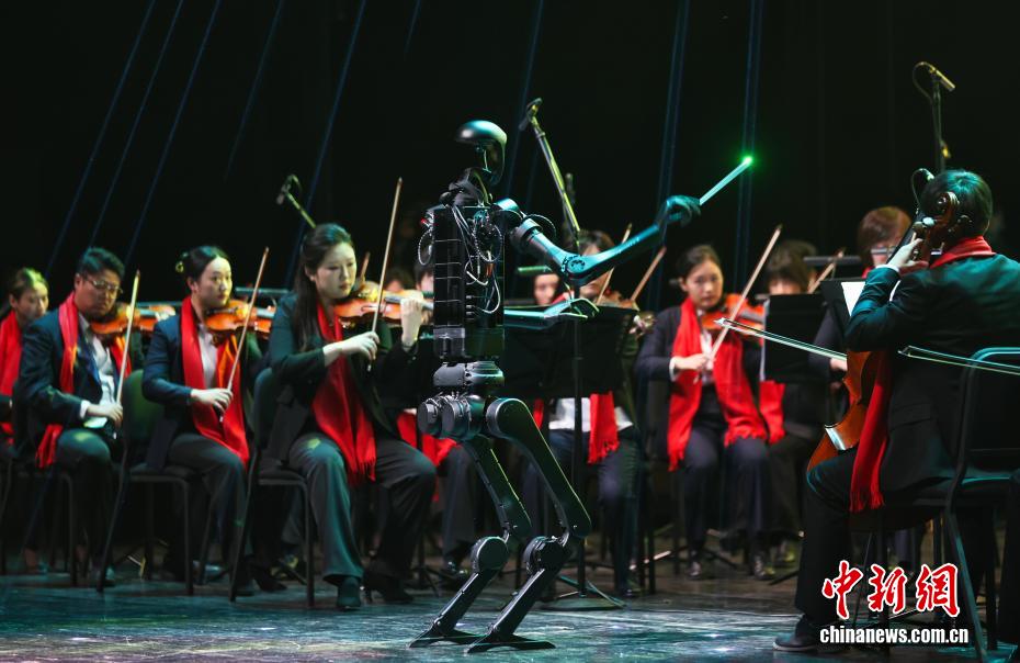 روبوت ذكي يقود الأوركسترا في حفل رأس السنة الجديدة 2026 في جيانغشي