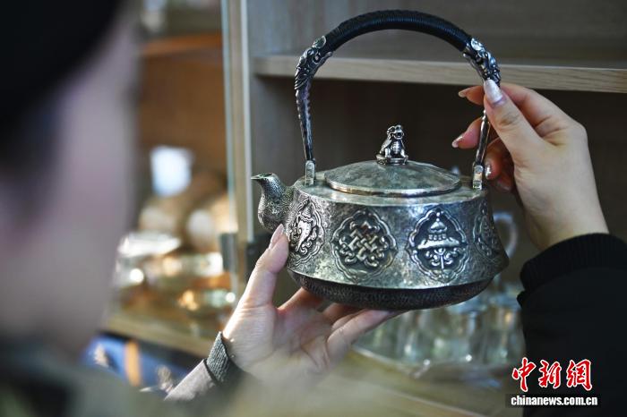 أسرار صناعة المجوهرات سوبي الفضية: إرث جمال الحلي الفضية المنغولية