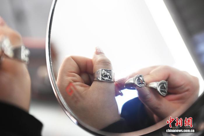 أسرار صناعة المجوهرات سوبي الفضية: إرث جمال الحلي الفضية المنغولية