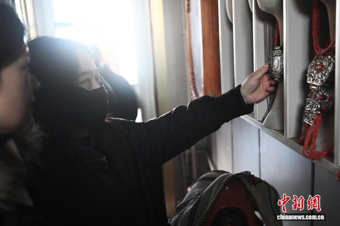 أسرار صناعة المجوهرات سوبي الفضية: إرث جمال الحلي الفضية المنغولية