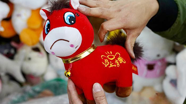 دمية "الحصان الباكي".. تحول من خطأ في التصنيع إلى نجاح تجاري في الصين