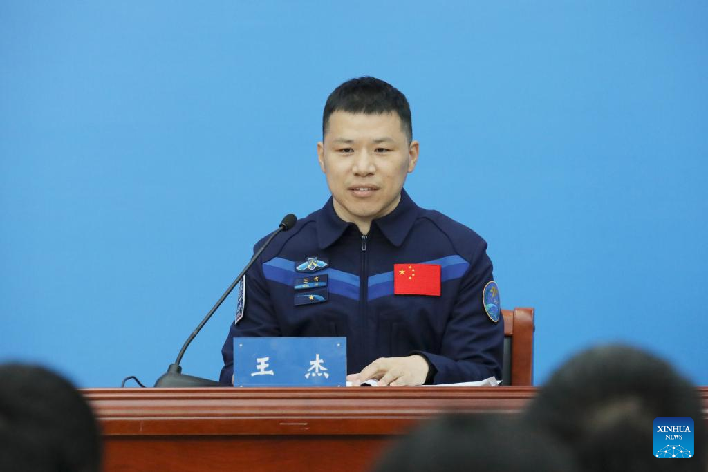 أول لقاء صحفي لرواد مهمة الفضاء الصينية 