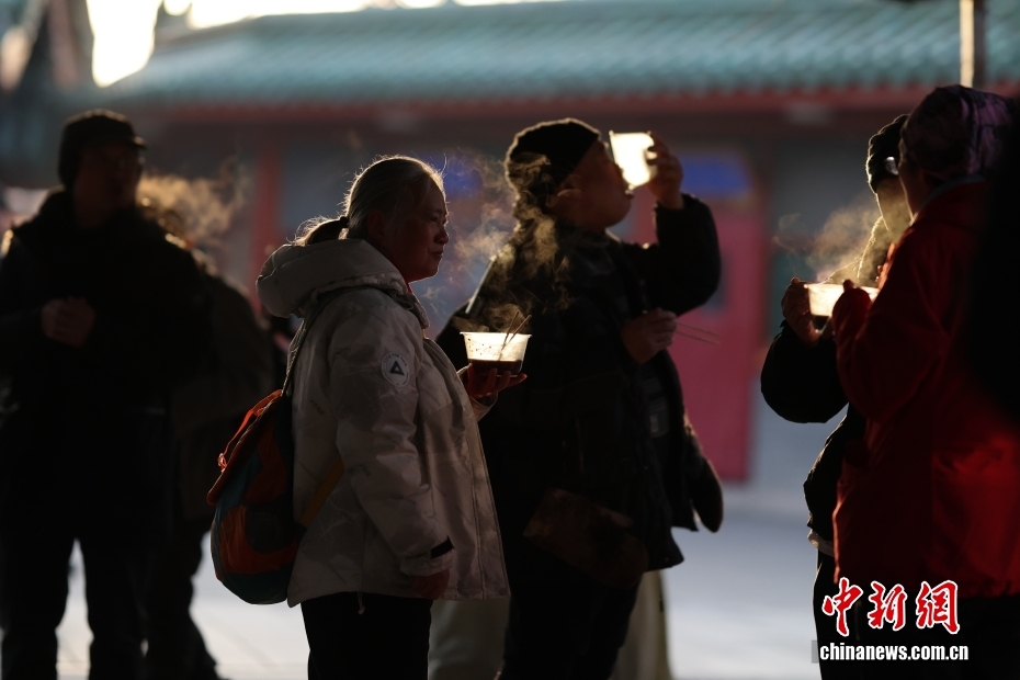 احتفال الناس في جميع أنحاء الصين بمهرجان لابا مع عصيدة حارة في أجواء باردة