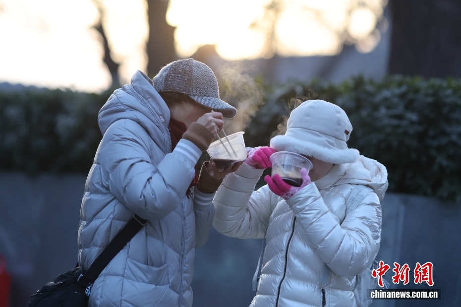 احتفال الناس في جميع أنحاء الصين بمهرجان لابا مع عصيدة حارة في أجواء باردة