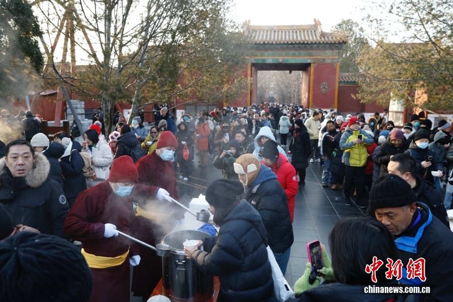 احتفال الناس في جميع أنحاء الصين بمهرجان لابا مع عصيدة حارة في أجواء باردة