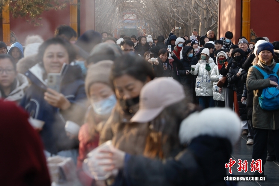 احتفال الناس في جميع أنحاء الصين بمهرجان لابا مع عصيدة حارة في أجواء باردة