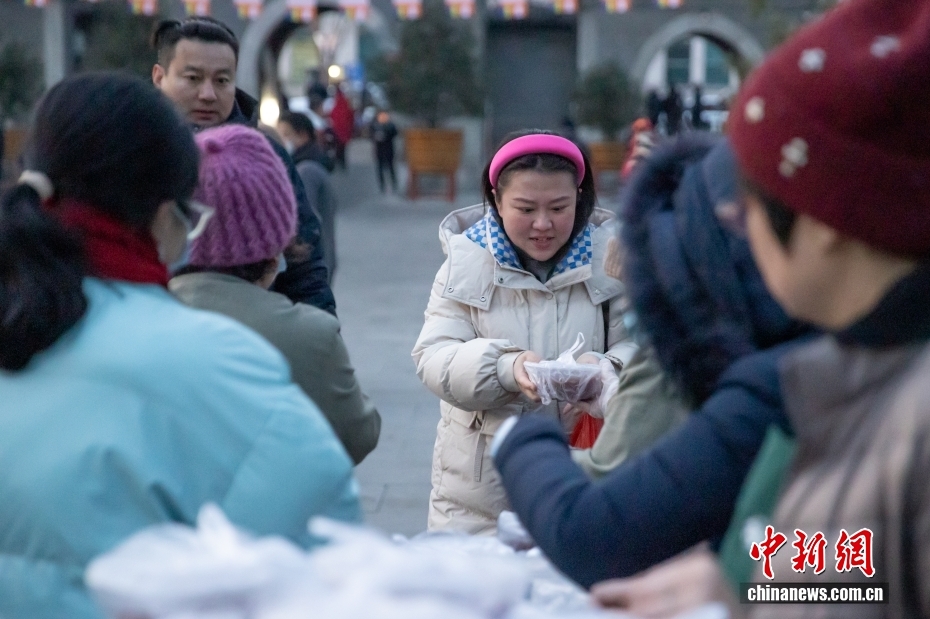 احتفال الناس في جميع أنحاء الصين بمهرجان لابا مع عصيدة حارة في أجواء باردة