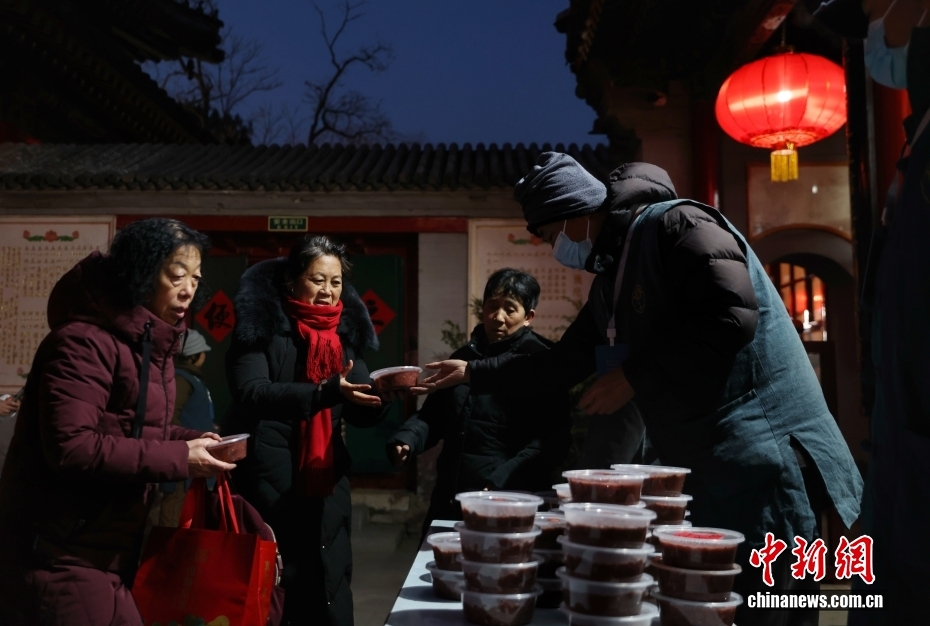 احتفال الناس في جميع أنحاء الصين بمهرجان لابا مع عصيدة حارة في أجواء باردة