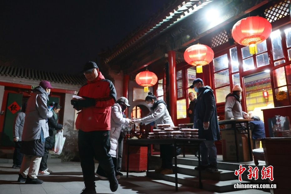 احتفال الناس في جميع أنحاء الصين بمهرجان لابا مع عصيدة حارة في أجواء باردة