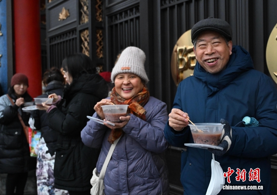 احتفال الناس في جميع أنحاء الصين بمهرجان لابا مع عصيدة حارة في أجواء باردة