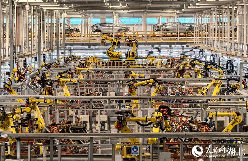 التصنيع الذكي يدفع إنتاجية سيّارات الطاقة الجديدة نحو آفاق أوسع