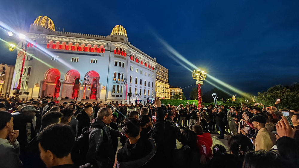 الجزائر تحتفل بالعام الصيني الجديد بإضاءة مبنى البريد المركزي باللون الأحمر