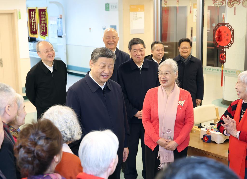 شي يزور أهالي بكين قبيل عيد الربيع ويقدم التهاني إلى جميع أبناء الشعب الصيني