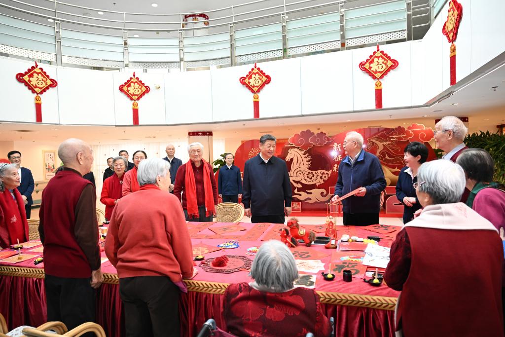 شي يزور أهالي بكين قبيل عيد الربيع ويقدم التهاني إلى جميع أبناء الشعب الصيني