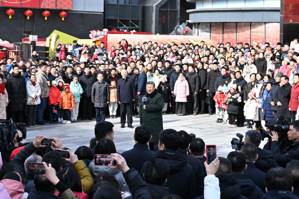 شي يزور أهالي بكين قبيل عيد الربيع ويقدم التهاني إلى جميع أبناء الشعب الصيني