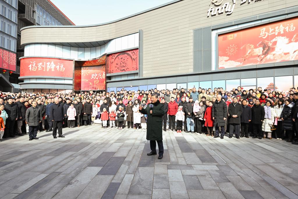 شي يزور أهالي بكين قبيل عيد الربيع ويقدم التهاني إلى جميع أبناء الشعب الصيني