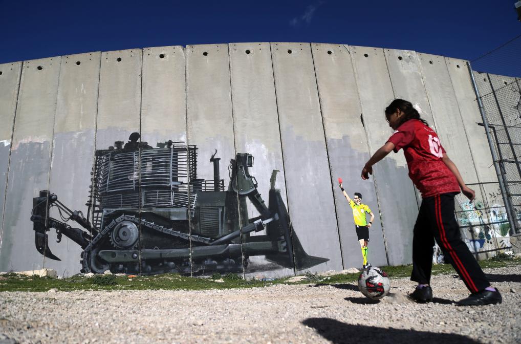 الصورة: ممارسة الأطفال الفلسطينيين لكرة القدم في الضفة الغربية