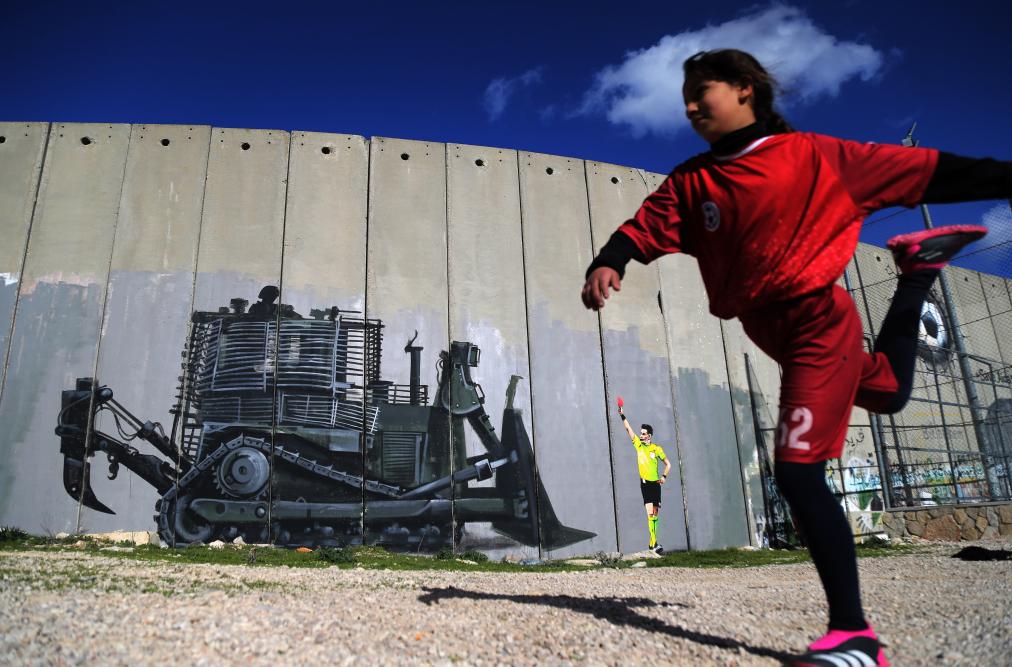 الصورة: ممارسة الأطفال الفلسطينيين لكرة القدم في الضفة الغربية