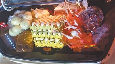 بعد انتهاء عطلة عيد الربيع.. حقائب ممتلئة بالهدايا وقلوب مثقلة بقلق الأهل في مشهد وداع مؤثر