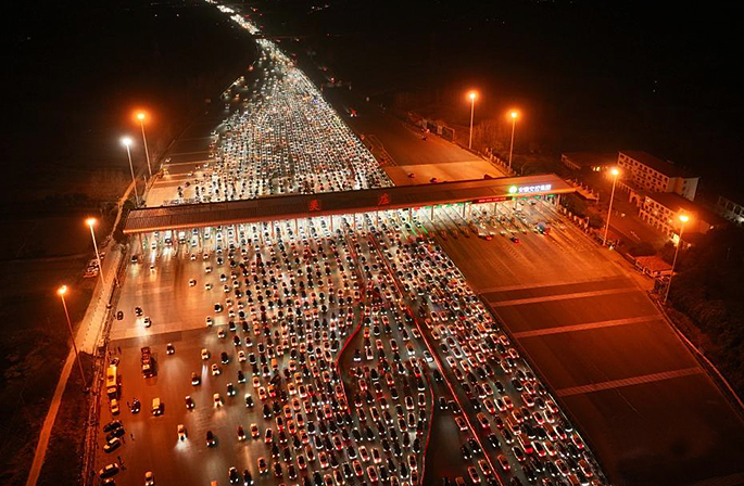 أكبر بوابة لرسوم الطرق السريعة في الصين تستقبل ذروة رحلات العودة لأسفار عيد الربيع