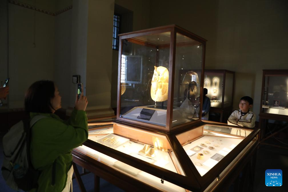 مقالة: سياح صينيون يقضون عيد الربيع بين عجائب مصر القديمة