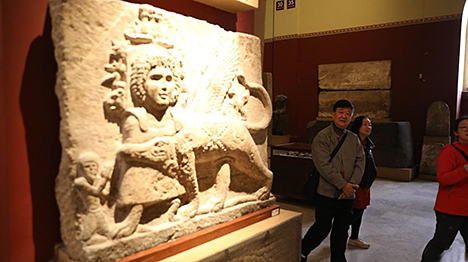 مقالة: سياح صينيون يقضون عيد الربيع بين عجائب مصر القديمة