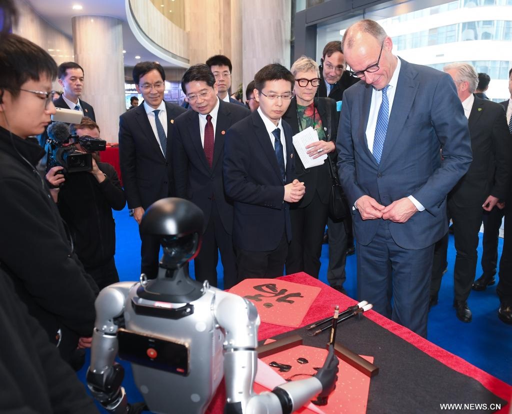 زيارة المستشار الألماني للشركات الصينية تعزز التعاون بين الجانبين الصيني والألماني