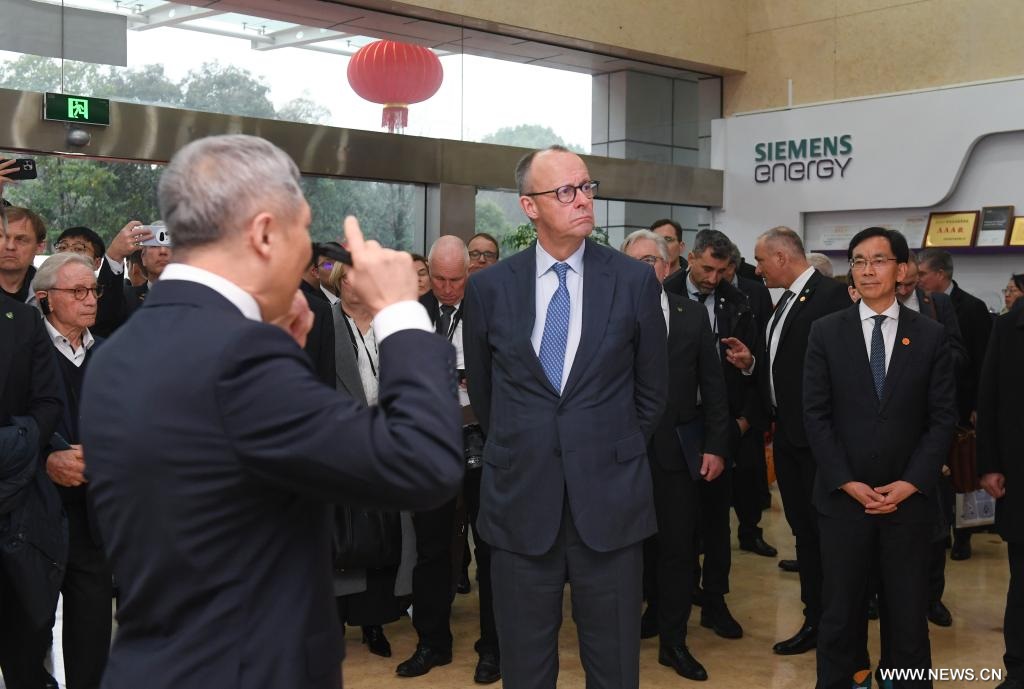 زيارة المستشار الألماني للشركات الصينية تعزز التعاون بين الجانبين الصيني والألماني