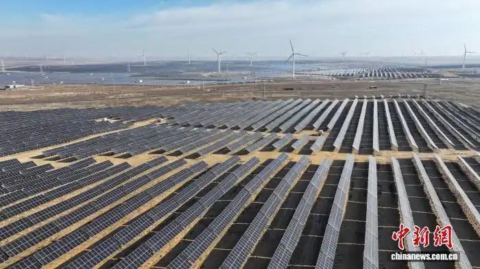 منطقة نينغشيا تفتتح مشروعا للطاقة الكهروضوئية على مناطق هبوط التربة جراء تعدين الفحم