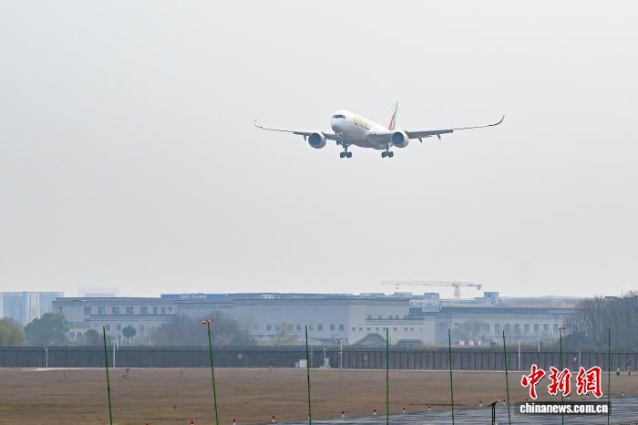 عودة الرحلات الجوية المباشرة بين دبي وهانغتشو بعد استئناف مطارات دبي عملياتها جزئيا