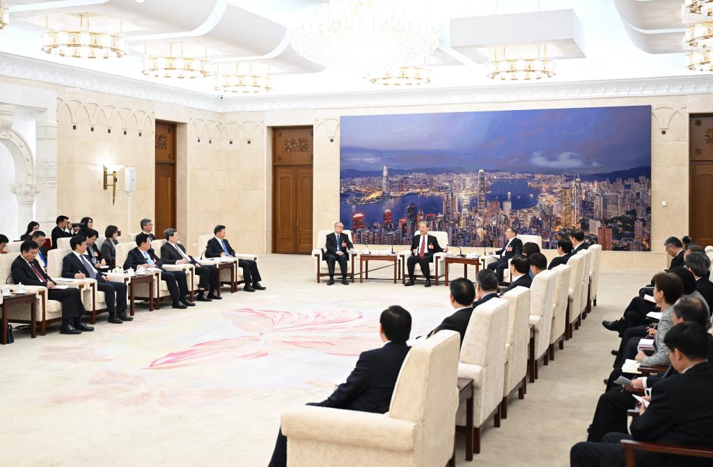 كبير المشرعين الصينيين يشيد بالصحفيين الذين غطوا الدورة السنوية للمجلس الوطني لنواب الشعب الصيني