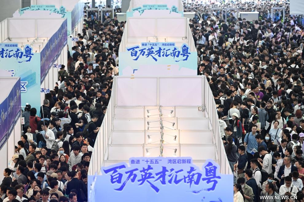 معرض توظيف في مقاطعة قوانغدونغ بجنوبي الصين