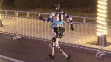 الروبوتات البشرية تبدأ تحضيراتها لماراثون ييجوانغ 2026 ببكين