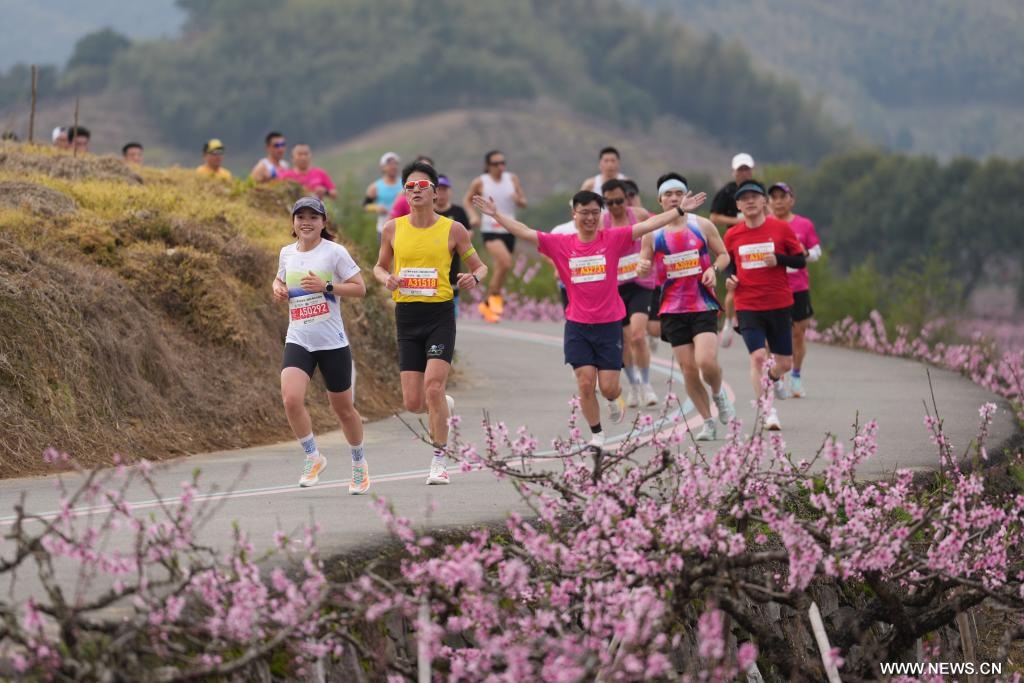 إقامة ماراثون في مدينة بشرقي الصين