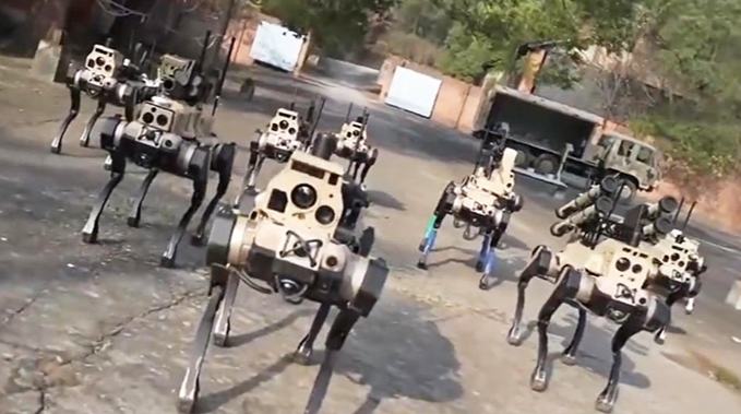 نشر لقطات مصورة لـ"قطيع الذئاب الآلية" الصيني أثناء القتال للمرّة الأولى