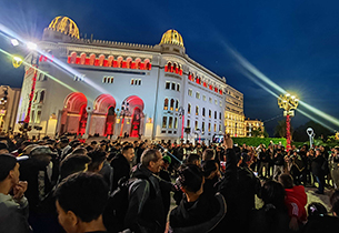 الجزائر تحتفل بالعام الصيني الجديد بإضاءة مبنى البريد المركزي باللون الأحمر